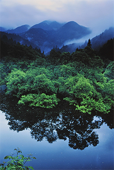 第53回滋賀県写真展覧会特選「ダム湖の夜明」速水 健司